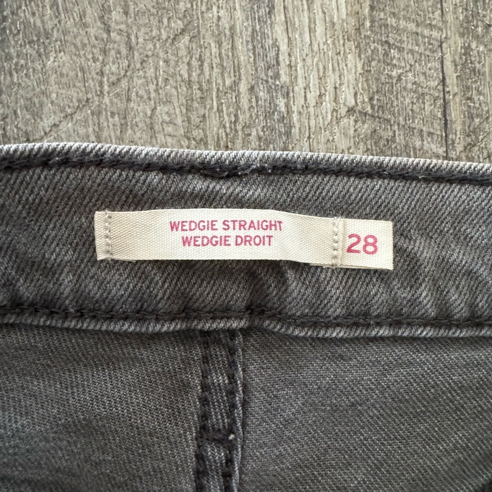 EUC Levi’s Grey Wedgie Straight Ankle Jeans with Stretch - Women’s Size 28 - Picture 3 of 11